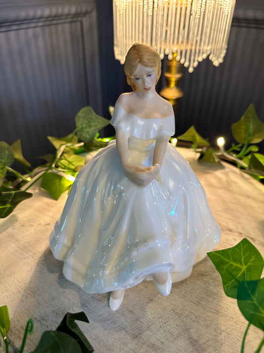 Royal Doulton Heather HN2956 Figurine | Vintage Porcelain Lady in White | Collectible Bone China Figurine | Gift for Her or Collector|
Lady in White Dress