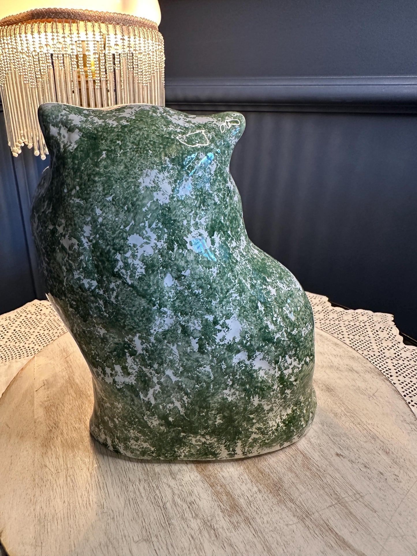Vintage Patricia Hay Ceramics Green & White Cat Figurine – Handcrafted Pottery Cat Ornament (20cm)